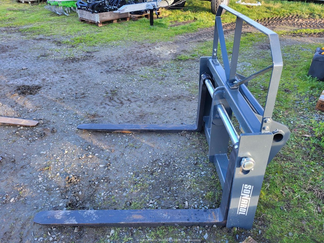 Lève palette ou fourche à palette avec attelage Manitou - SONAROL WPL_5