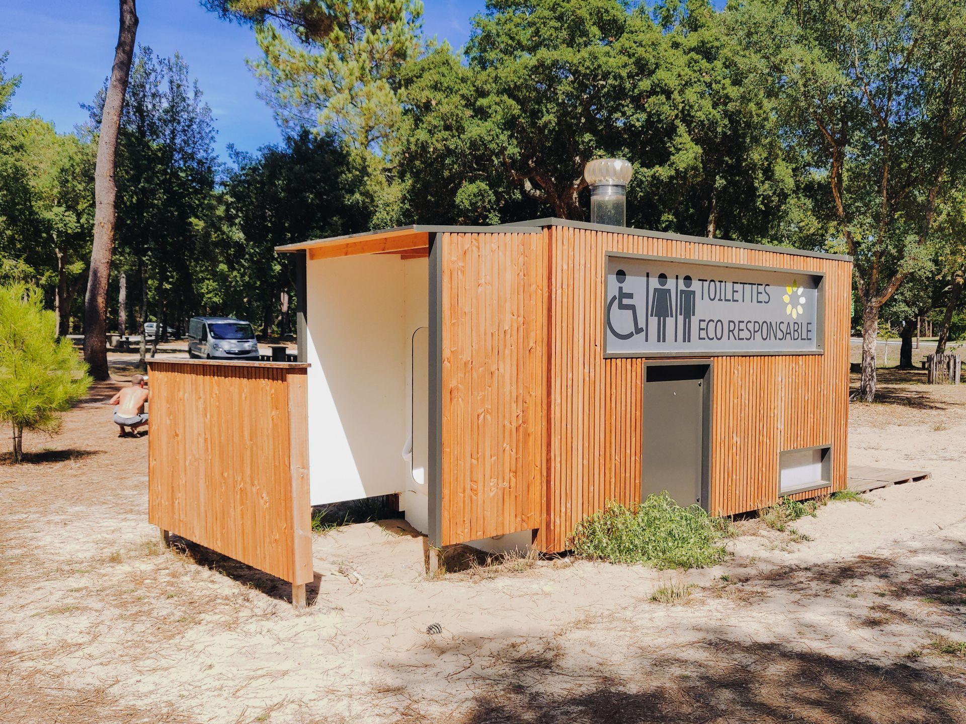 Sanitaire public avec différentes configurations de toitures