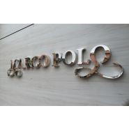 Enseigne métallique personnalisée avec finition or miroir