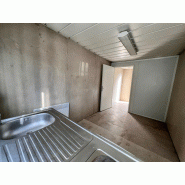 Cabane de chantier Cuisine - modèle 2006 - équipée avec frigo neuf, gazinière, évier et placard de rangement_5