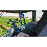 Machine à vendanger ERO avec surfaces vitrées teintées et stores pare-soleil