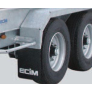 Transporteur d'engins avec rampes réglables en largeur