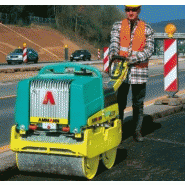 Rouleau compacteur avec système d'arrosage intégré