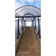 Abri piéton avec façade avant vitrée