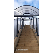 Abri piéton avec façade avant vitrée