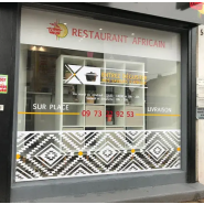 Lettrage adhésif sur vitrine, personnalisable et utilisable sur divers supports -Art & Com