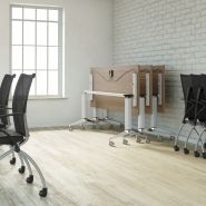 Chaise empilable austria sur roulettes, assise rabattable