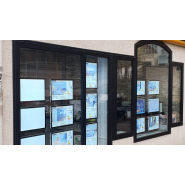 Porte-affiches personnalisables et durables - Matériaux résistants et adaptés à tous les budgets_5