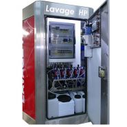 Armoire de lavage avec ouverture sur 3 côtés pour accessibilité