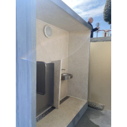 Cabine PMR avec mur urinoir, équipée de local technique, de finitions extérieures en bois, en trespa et en béton - référence 2073_5