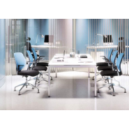 Piètement en aluminium poli du fauteuil G353