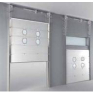 Porte industrielle avec portillon piéton intégré