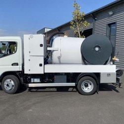 Combiné hydrocureur maniable 6T & 7.5T - Débit 90L/min à 175bars à 37L/min à 400bars - Cuve jusqu'à 4500L
