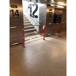 Barrière de chantier en acier galvanisé 1500mm - panneau personnalisable, bandes réfléchissantes