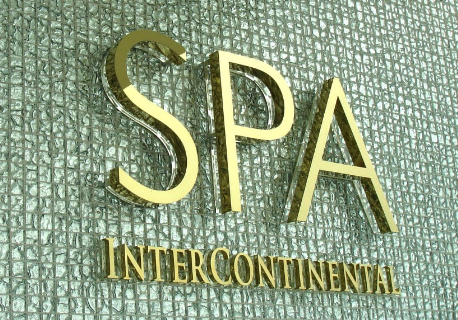 Lettrage mural en métal pour société avec finition cuivre miroir