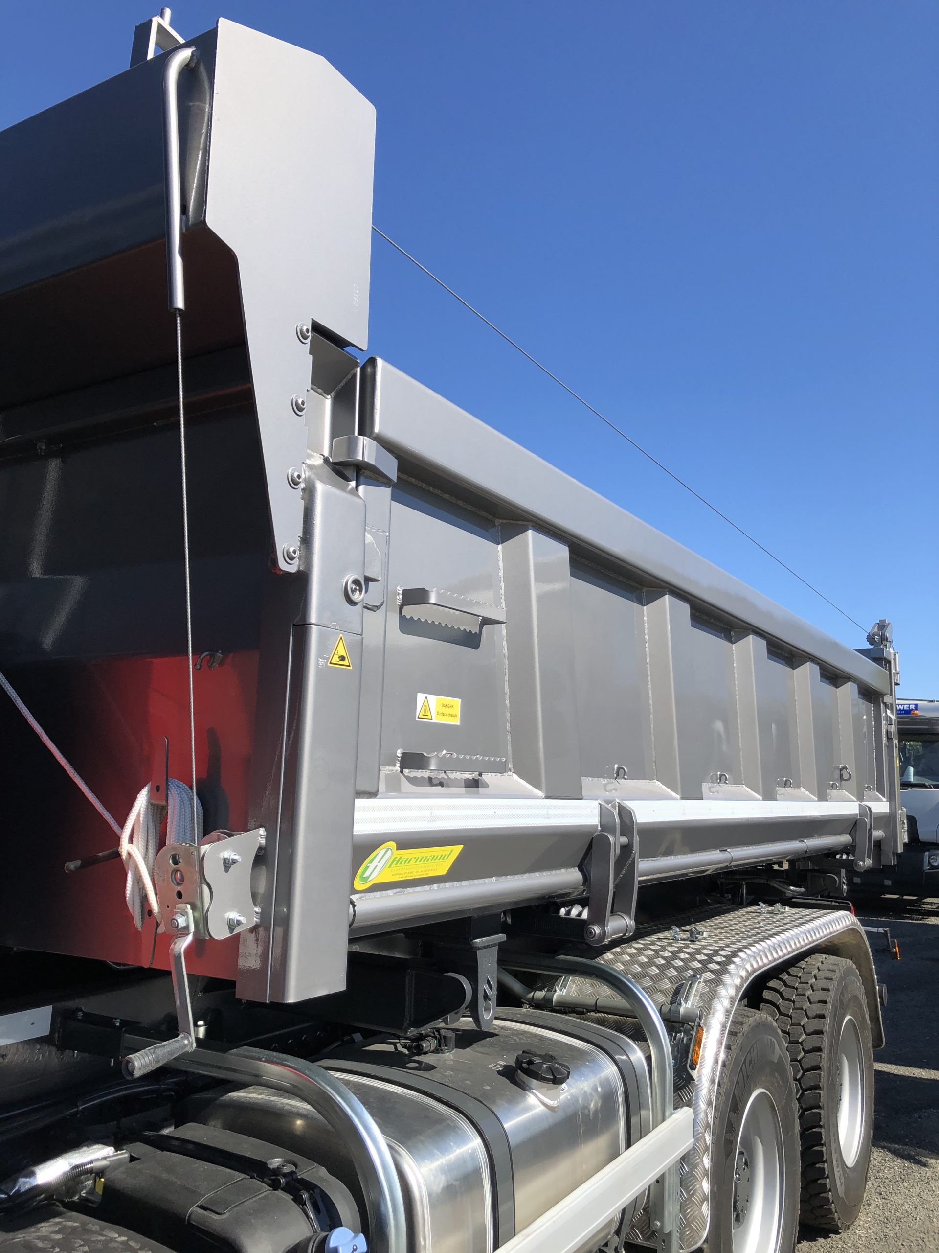 Bi-benne conforme aux normes CE et au Code de la Route