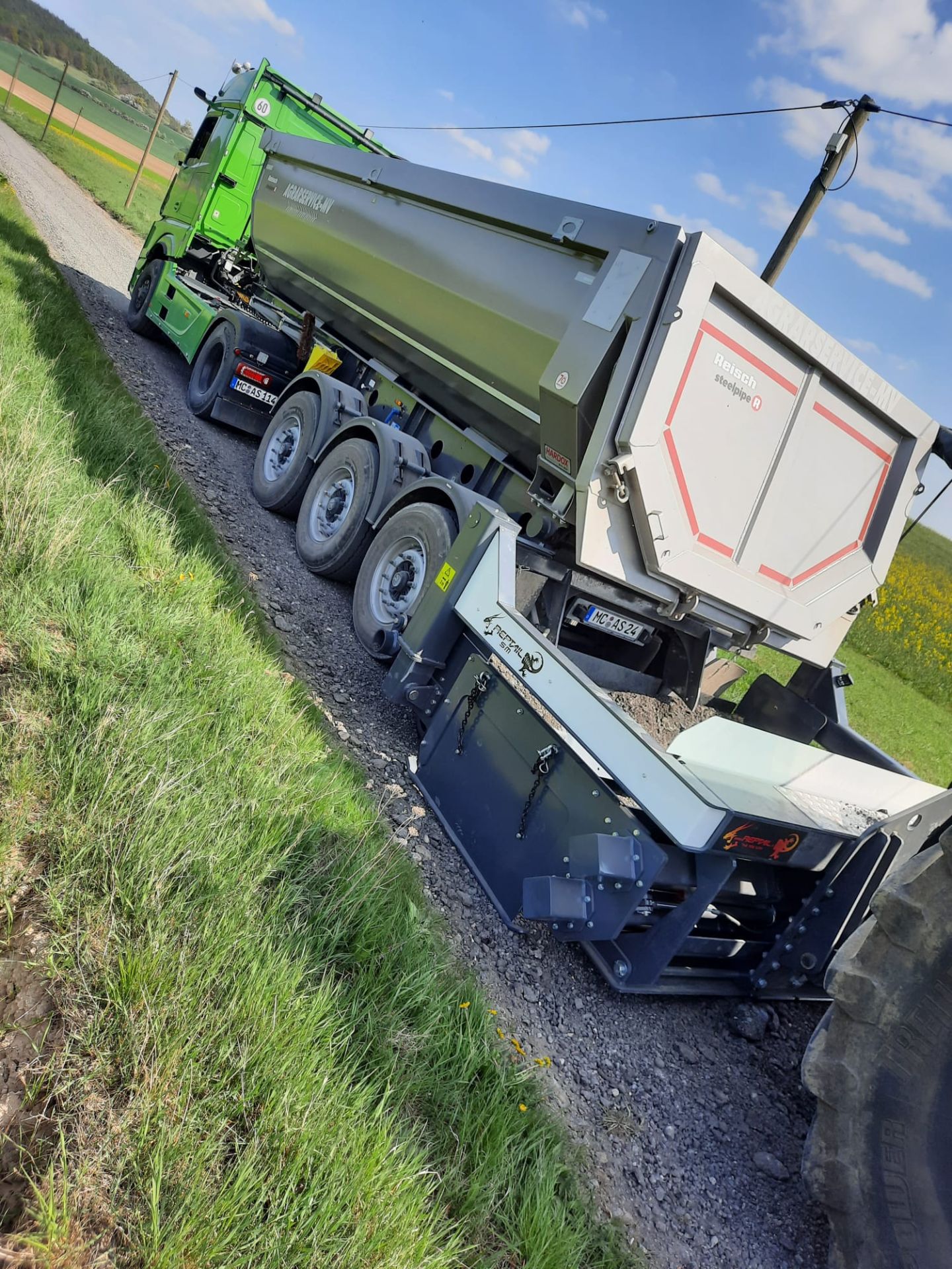 Epandeur de matériaux pour tracteurs de plus de 10T, chargeurs et bouteurs - REPTAIL SM_6