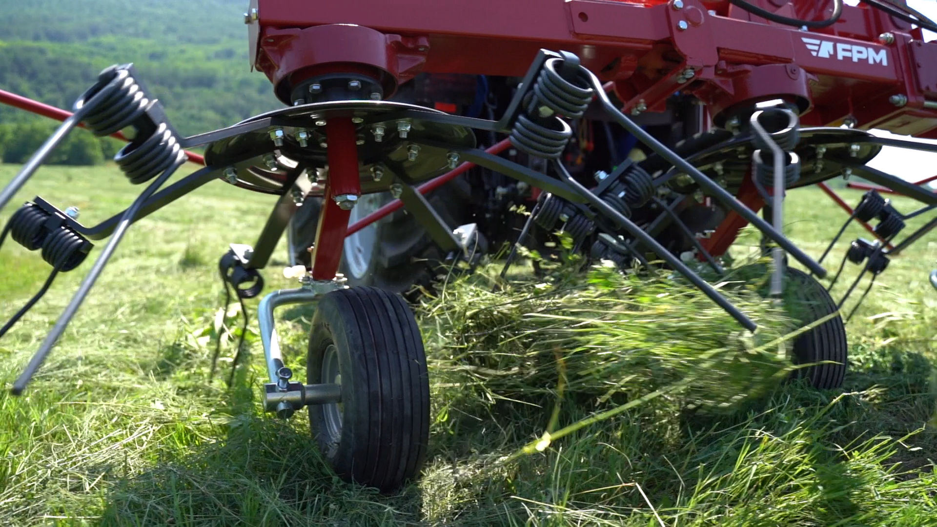 Faneur agricole avec largeur de transport compacte