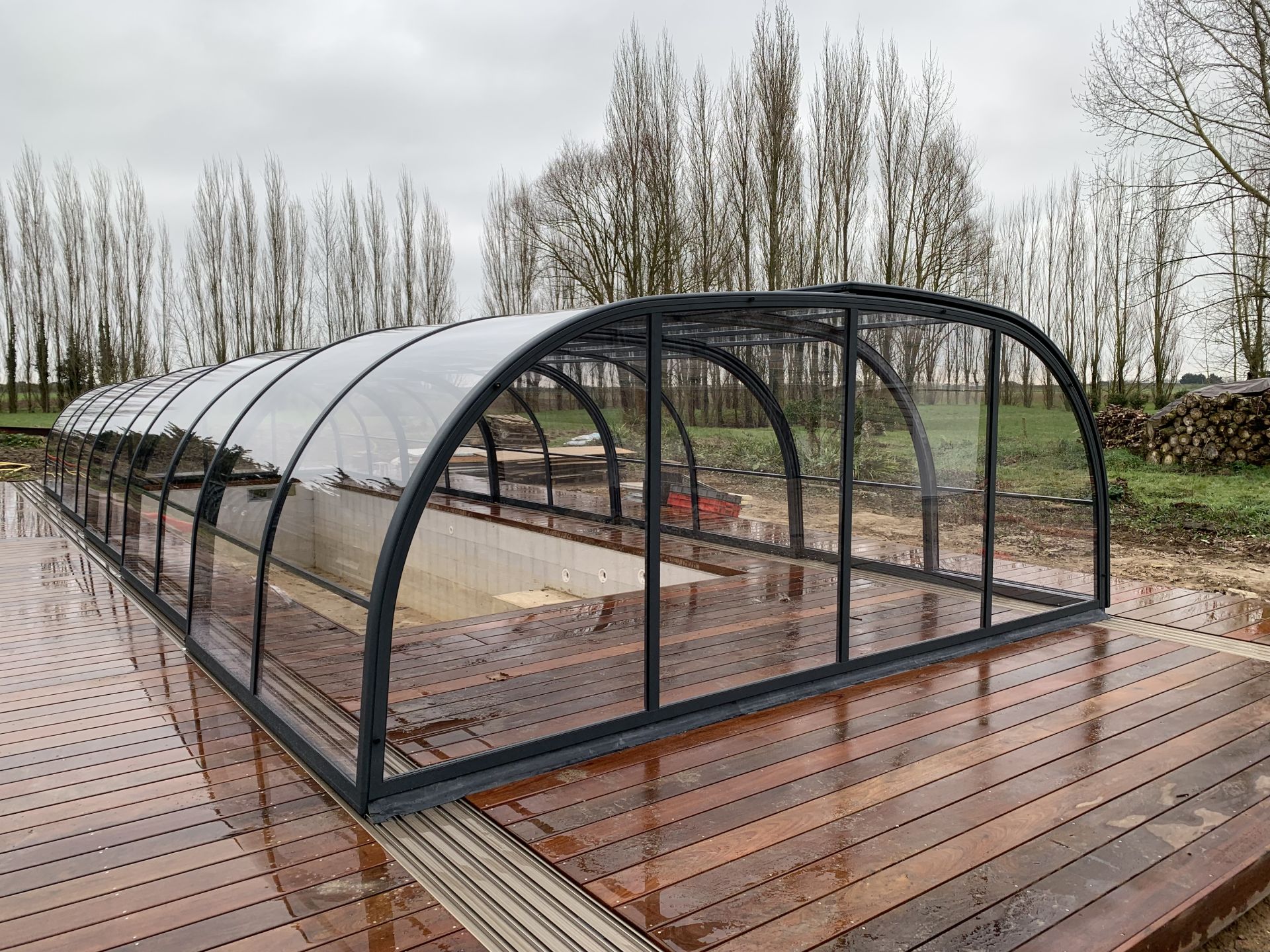 Abri cintré pour piscine offrant un grand espace intérieur