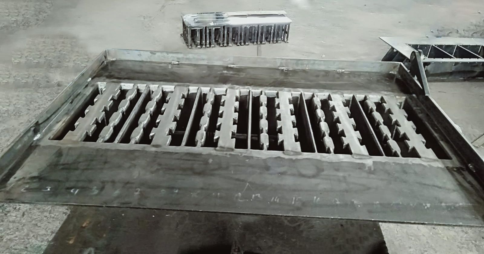 Moule à parpaing en acier fabriquée par nos machines à parpaings BESS_6