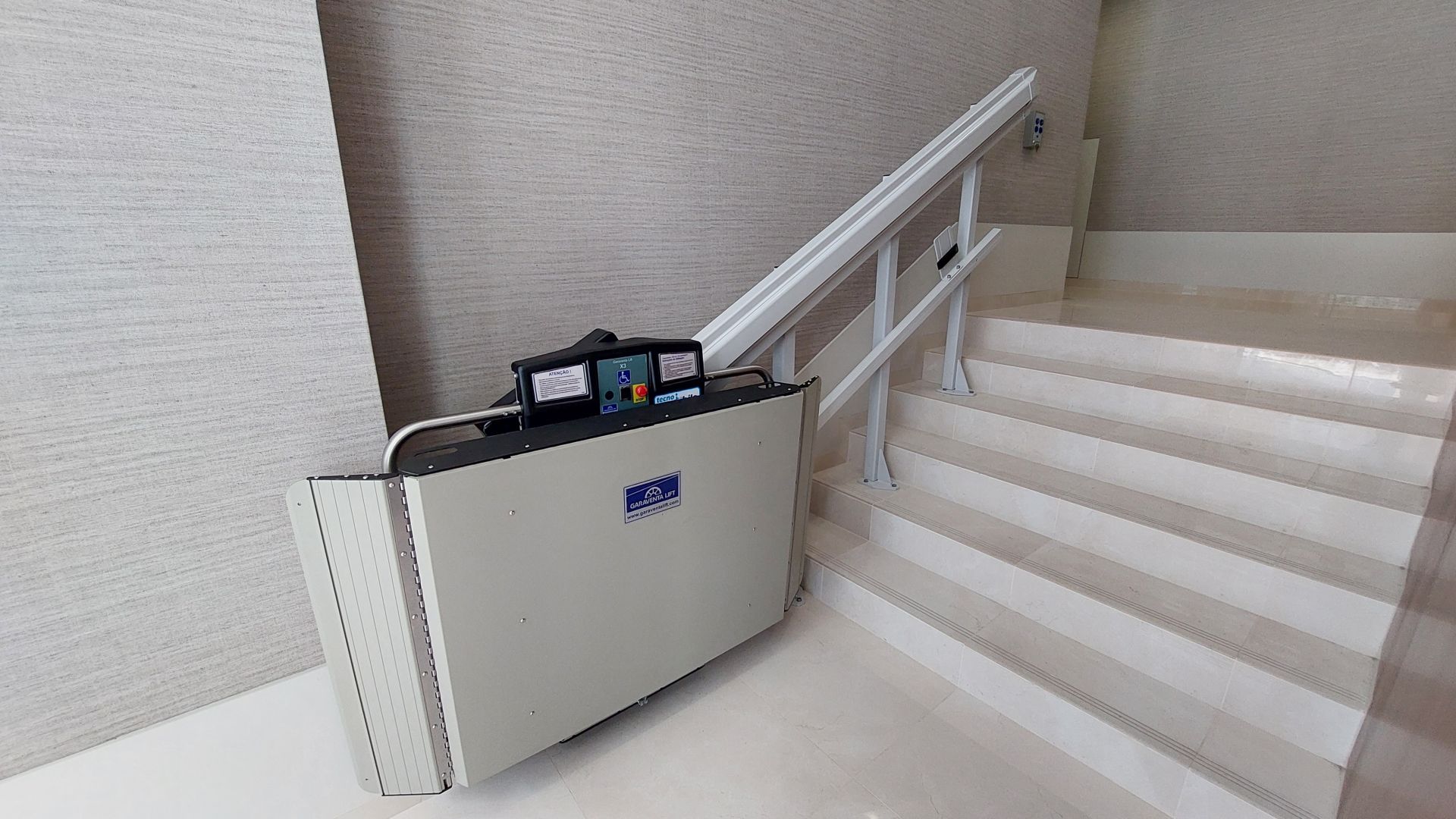 Plateforme élévatrice monte-escaliers droits pour accès PMR - Garaventa Lift X3_6