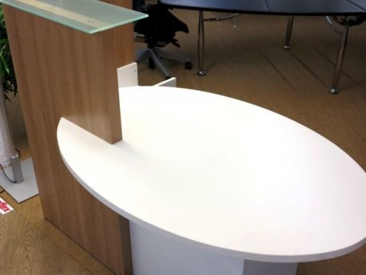 Banque d'accueil compacte et fonctionnelle - OVO pour petit espace avec plateau en verre_6