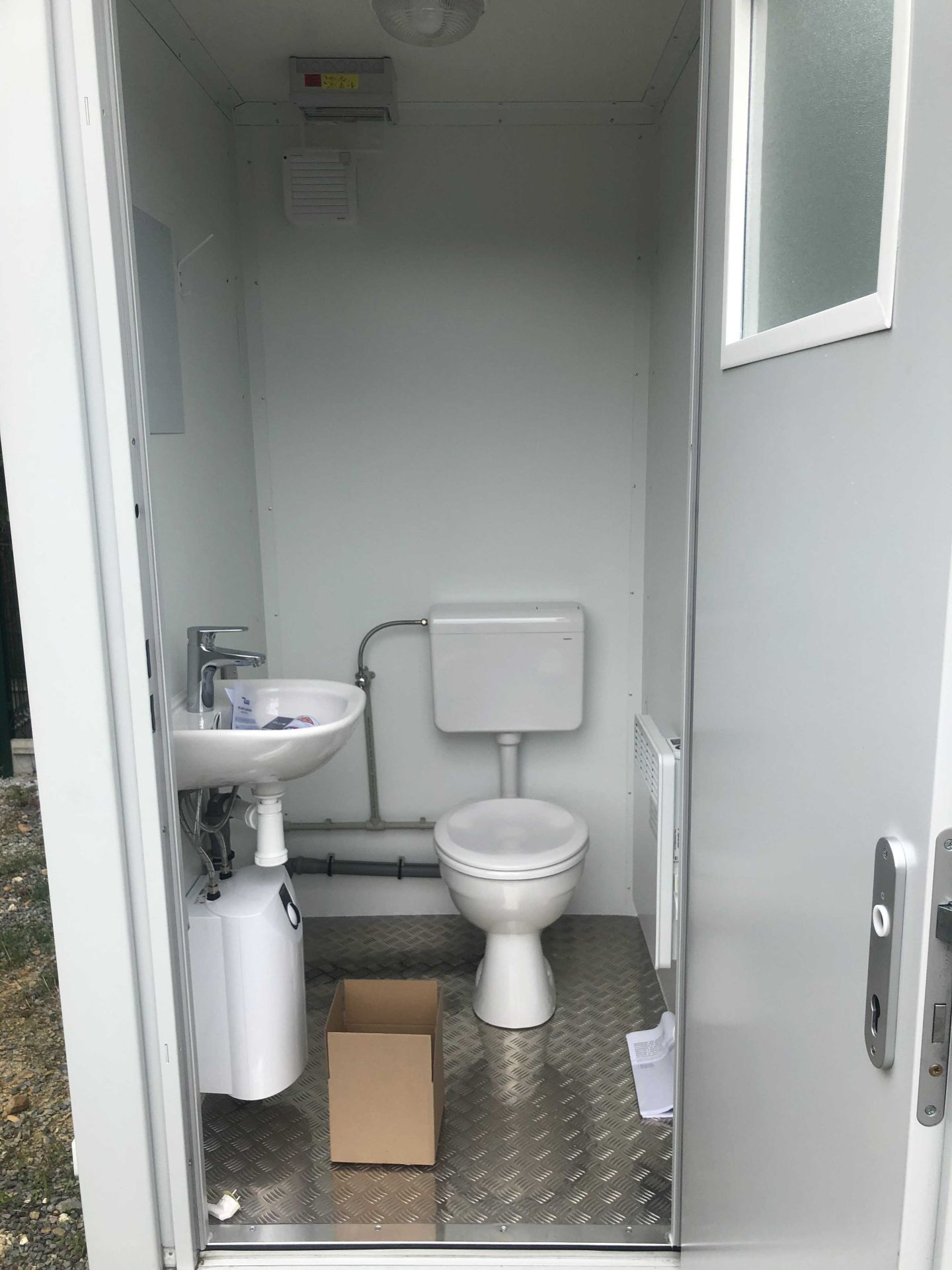 Bloc sanitaire intérieur blanc avec hauteur de 2200 mm