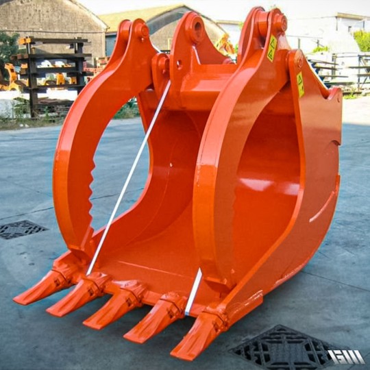 Outil de manutention et excavation pour chantiers polyvalents