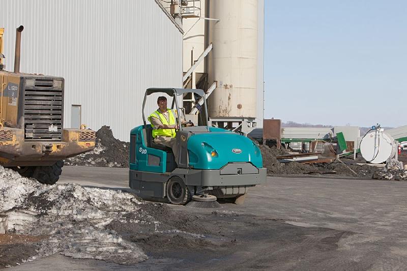 S30 Balayeuse TENNANT autoportée de taille moyenne_6