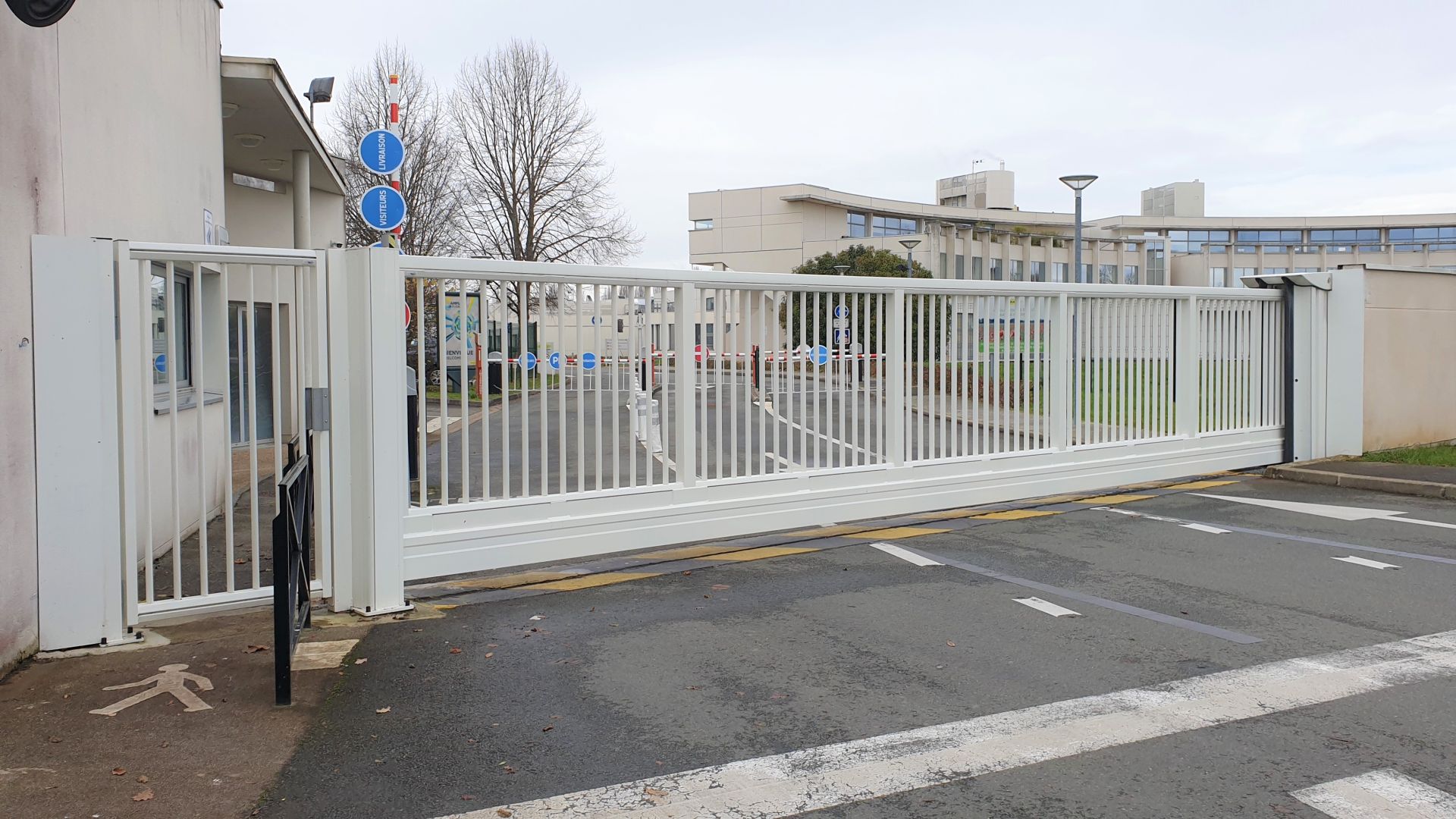 Portail autoportant léger et durable pour installations professionnelles