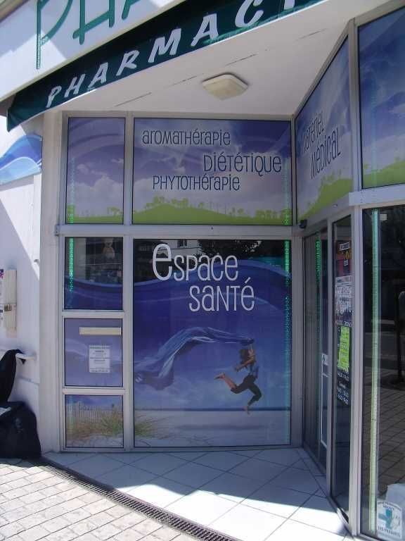 Vitrophanie sur mesure, idéal pour transformer une vitrine en une grande surface d'affichage imprimée - OUEST ENSEIGNES_7