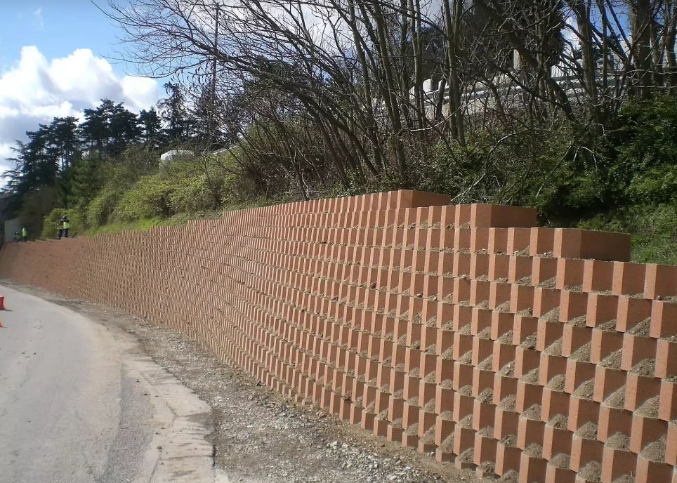 Bloc béton creux avec alvéoles, végétalisable, idéal pour remplacer les murs traditionnels- BETOATLAS - Pomel Beton_6