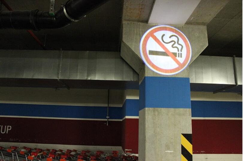 Projecteur LED pour signalisation facile et rapide à installer