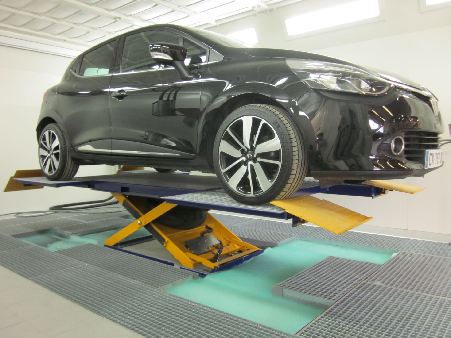 Cellule double postes pour réparations rapides Twin Repair - traitement des chocs urbains en carrosserie automobile_6