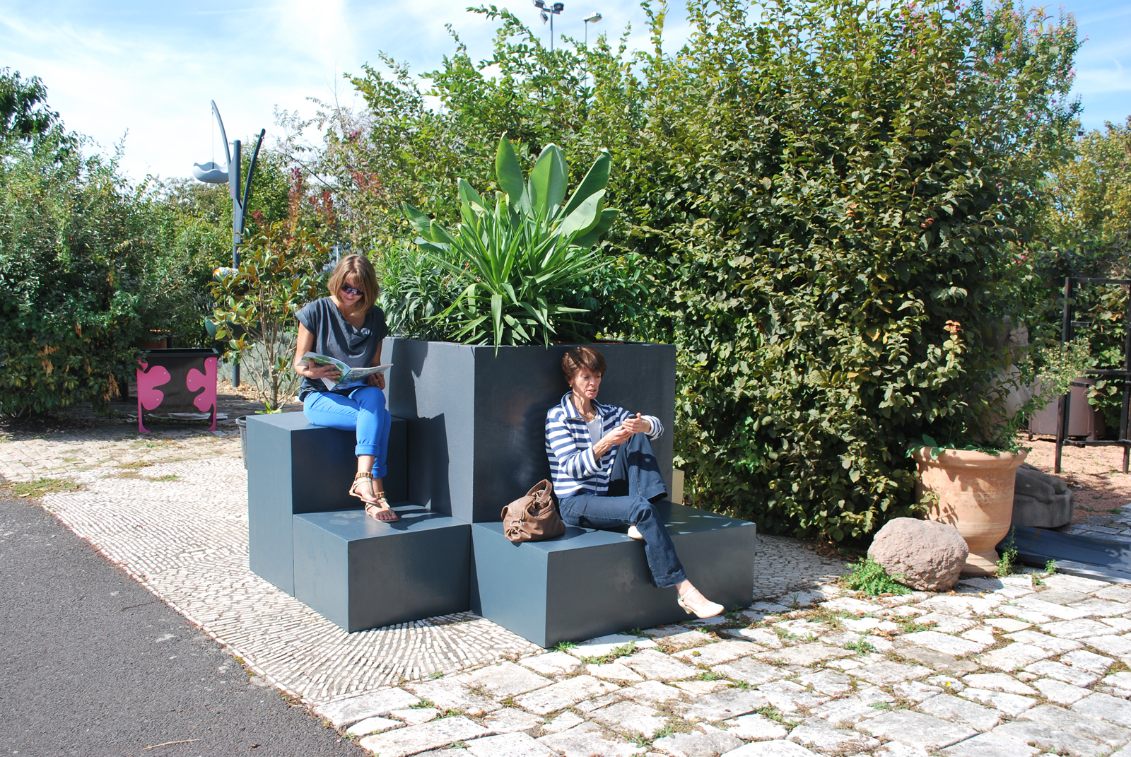 Assise urbaine sur mesure en résine Ultra® - Mobilier intérieur et extérieur résistant_6