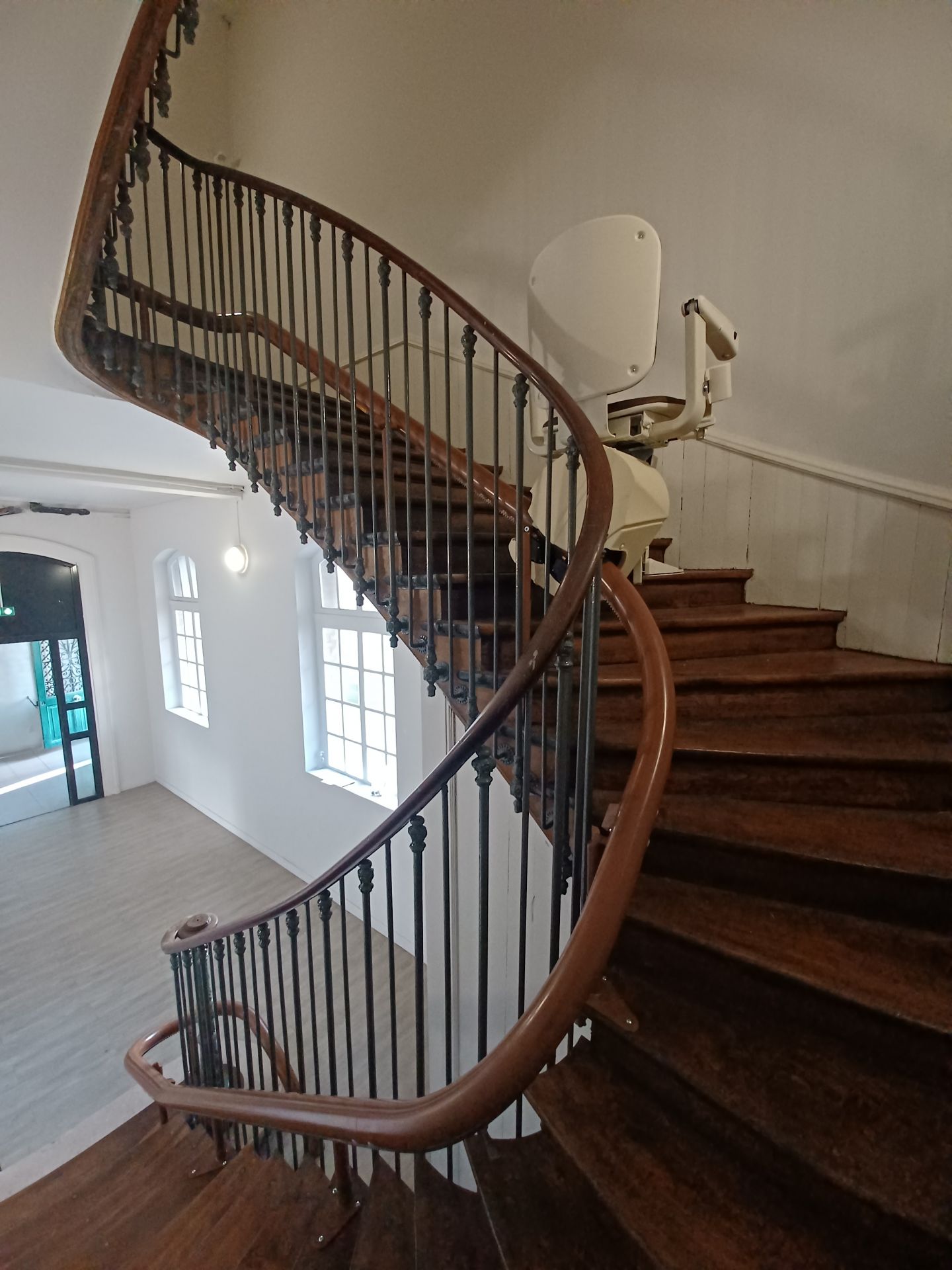 Monte-escalier double-rail pour escaliers courbes ou droits, utilisable en intérieur ou extérieur - Handicare_6