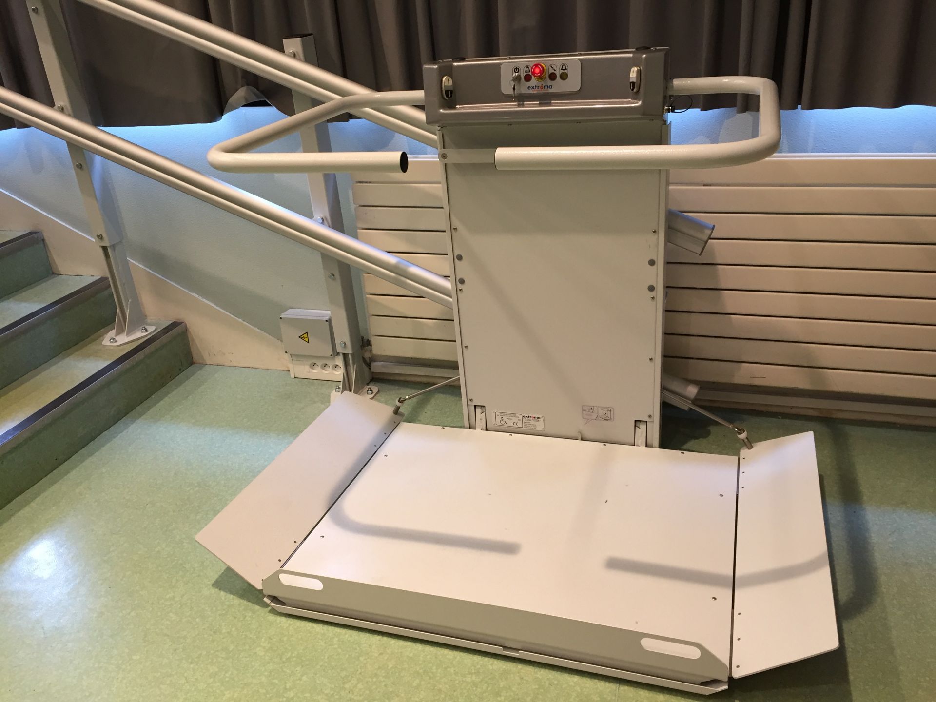 Monte-escalier avec siège repliable