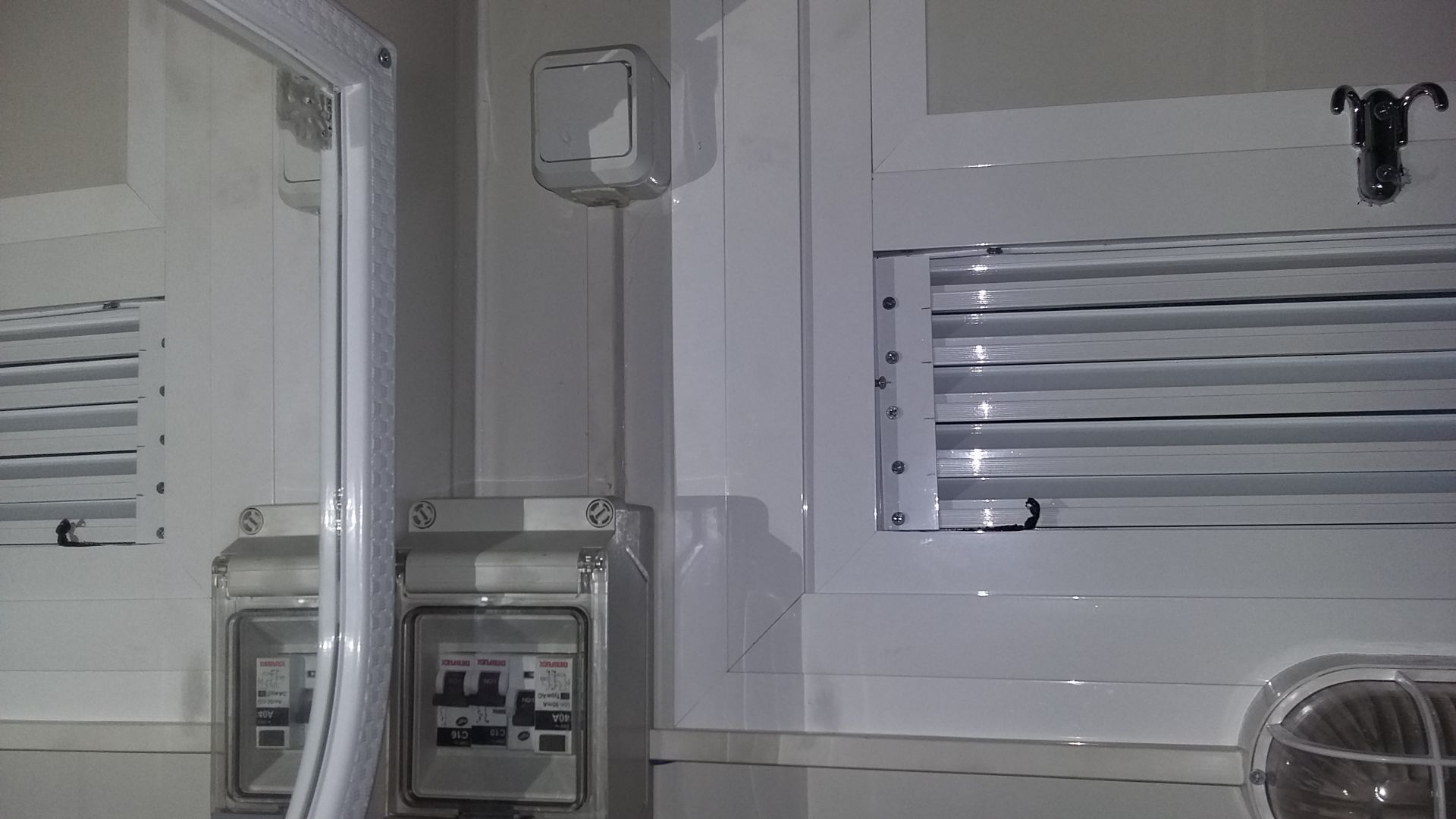 Cabine sanitaire raccordable isolée Liberty Box - panneaux sandwich en acier galvanisé - pour chantier et événementiel_7