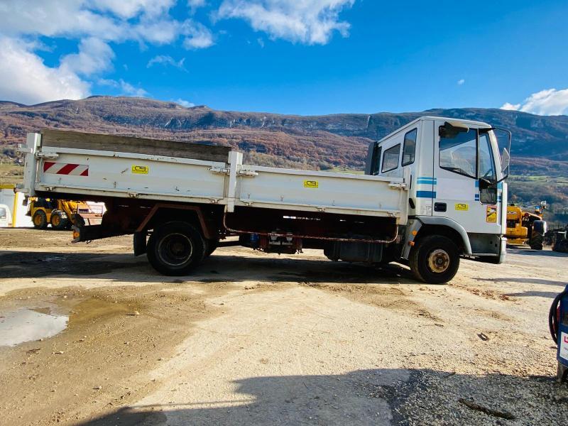 Camion IVECO 75E14 avec poids total roulant autorisé de 11 tonnes