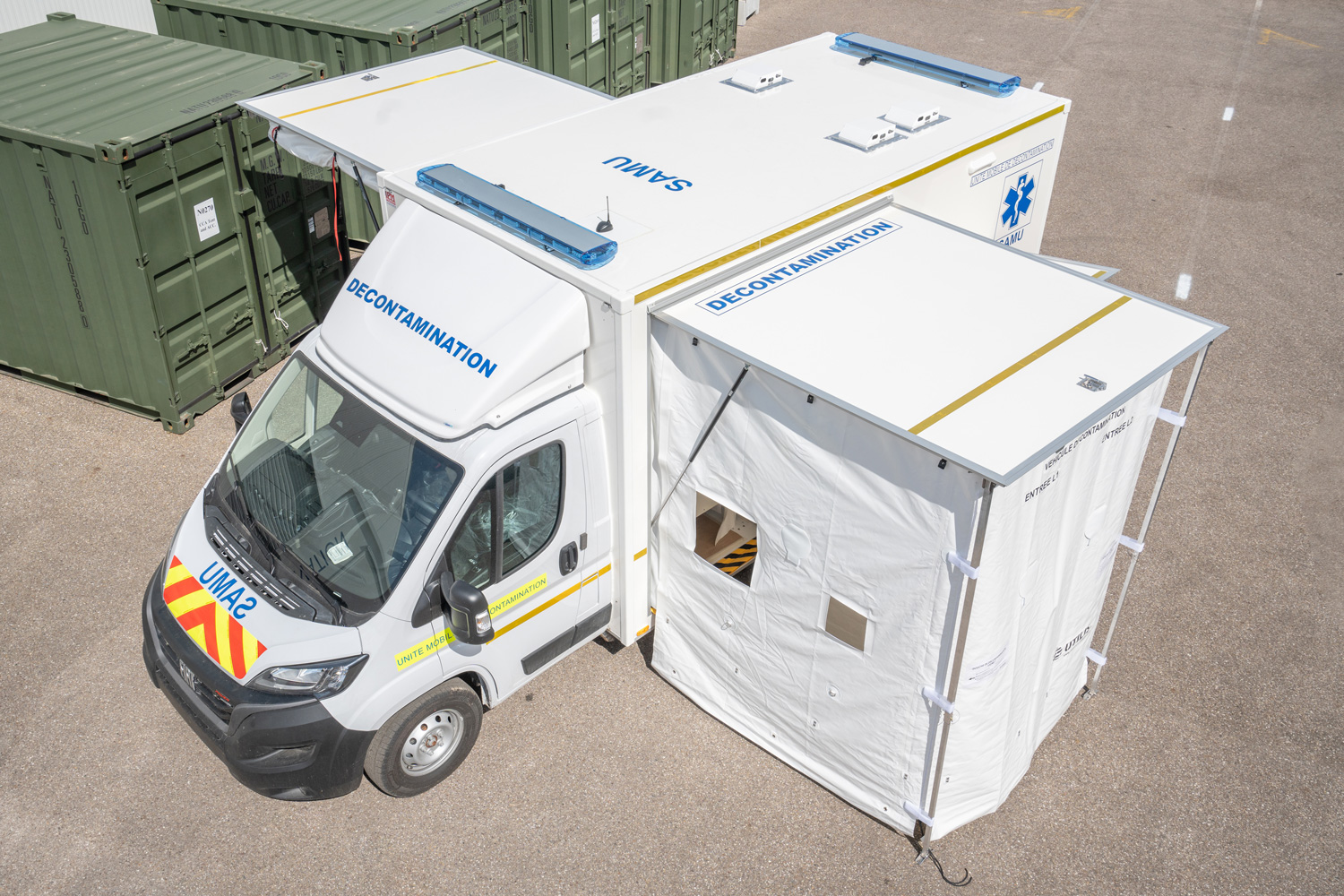 Véhicule de décontamination avec compartiment logistique et compartiment douche - Sur mesure - DECONROAD_6