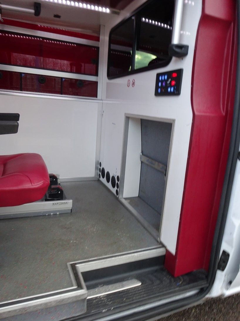 Brancard intégré dans l'ambulance Mercedes-benz classe V