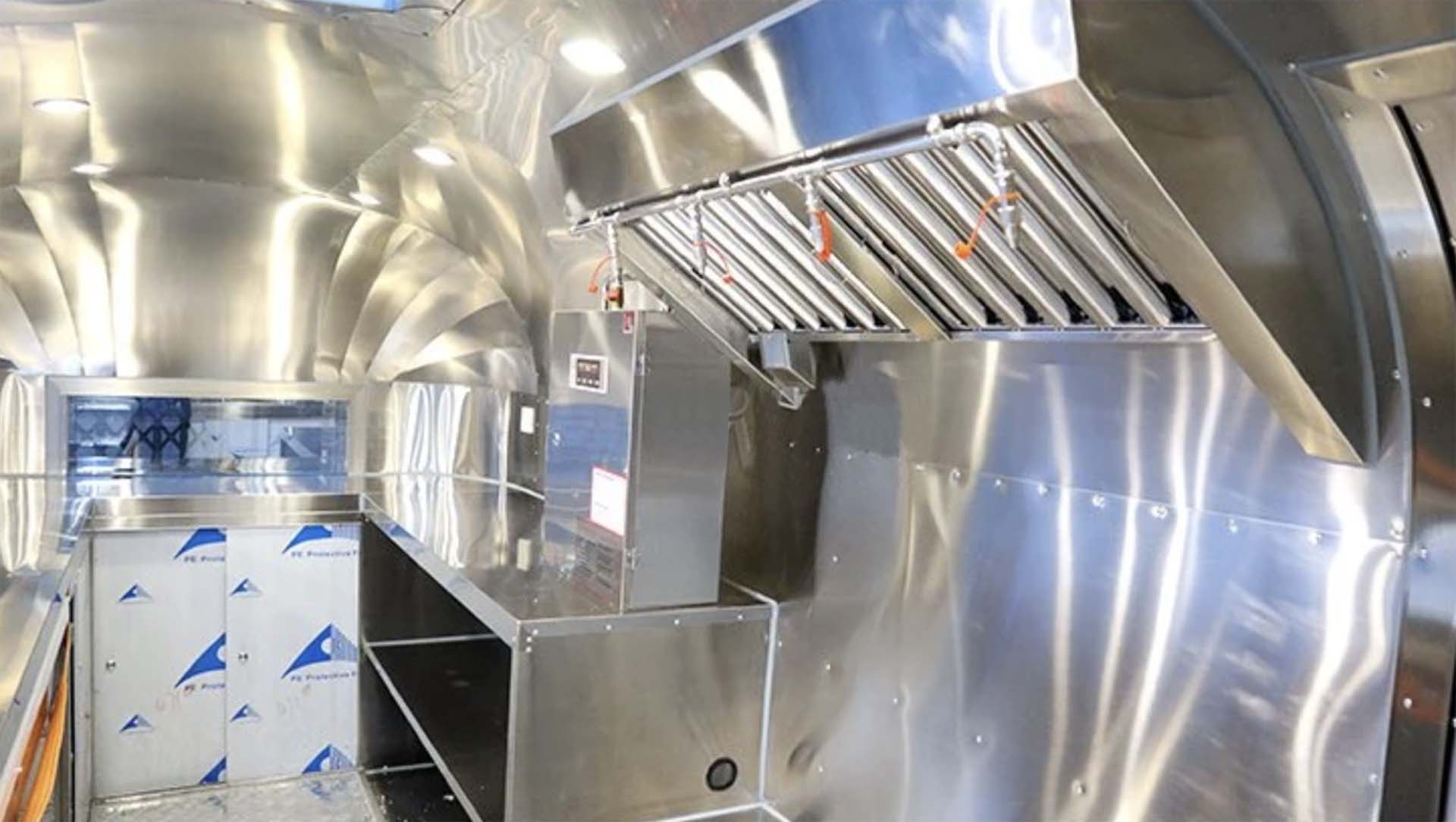 Remorque snack inox rétro 4m50 - Look Airstream, finition brillante, pieds réglables et équipement sur mesure_6