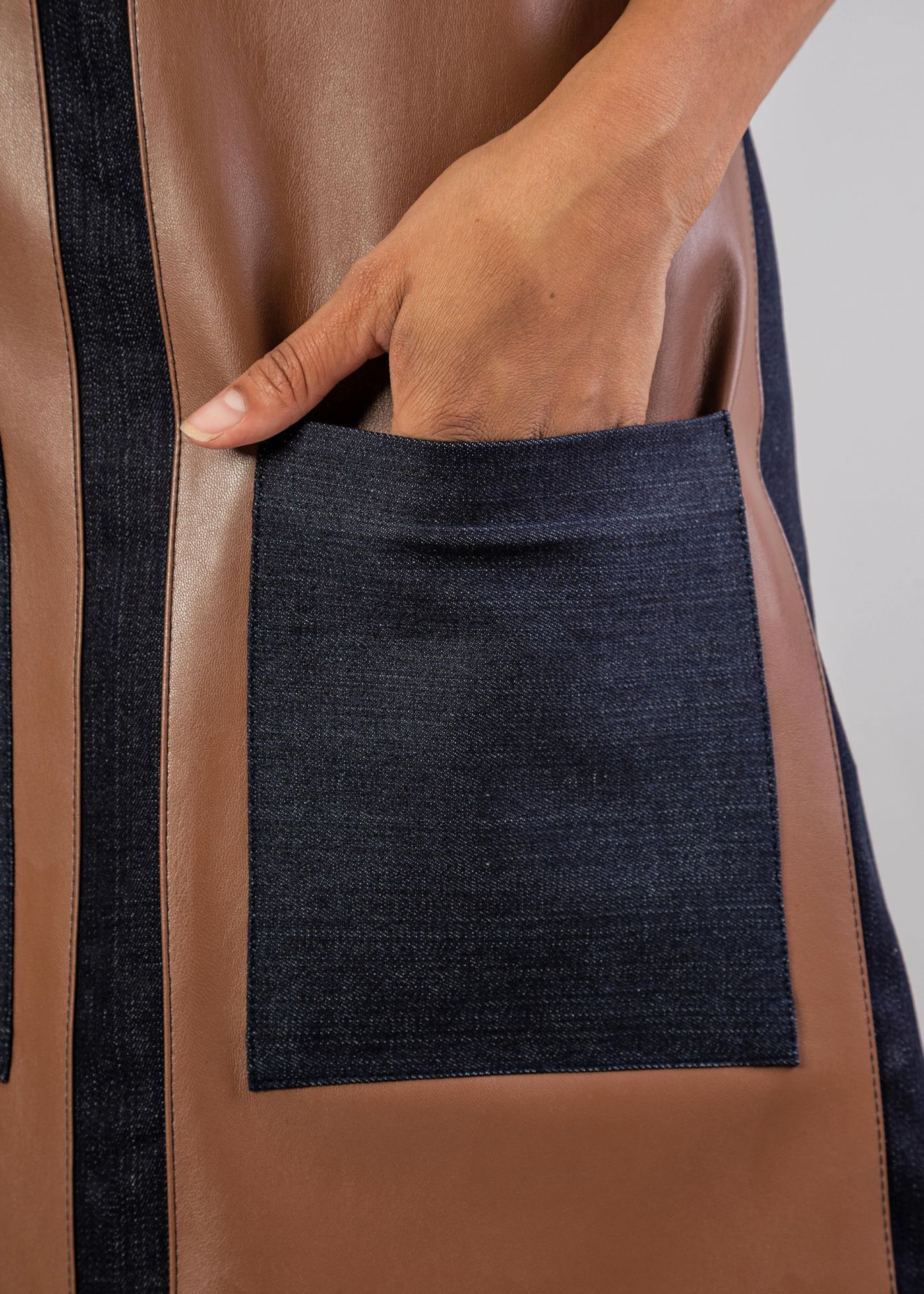 Tablier à bavette - modèle cannes en denim avec empiècement cuir ou simili-cuir - personnalisable et fabriqué en France_6