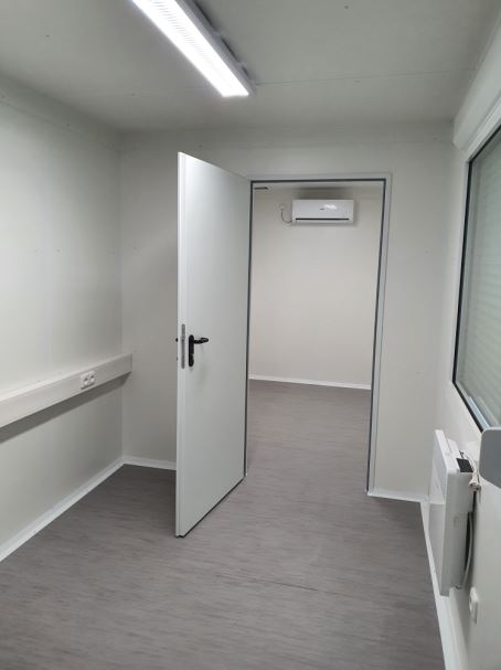 Bureau modulaire en acier avec panneaux RAL au choix et sol en PVC gris