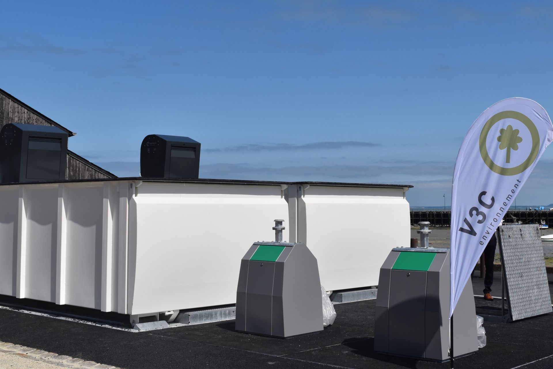 Solution pour stockage des déchets sous terre avec bornes de collecte visibles