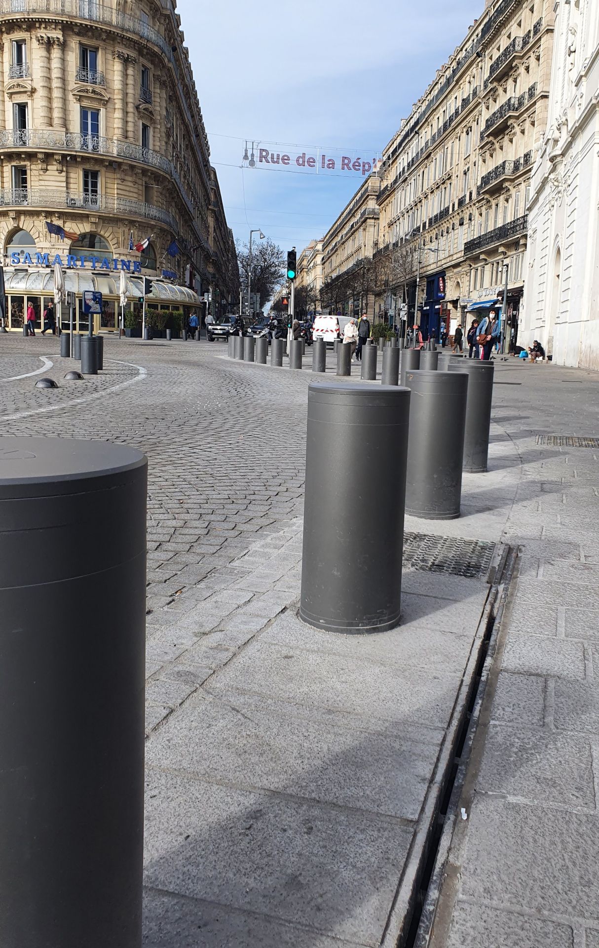 Borne de sécurité urbaine avec finitions en inox 304L