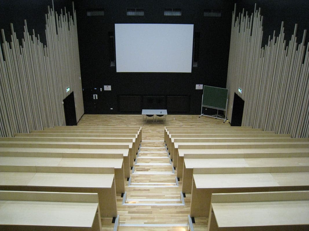 Chaise de salle de conférence et d'auditorium à gradins hauts - HLA-Wall - design Henning Larsen, avec options de tablettes et accoudoirs_6