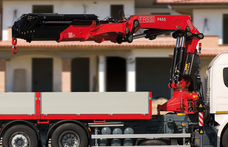Grue Fassi F455A e-dynamic avec encombrement optimisé et rotation sur 430°
