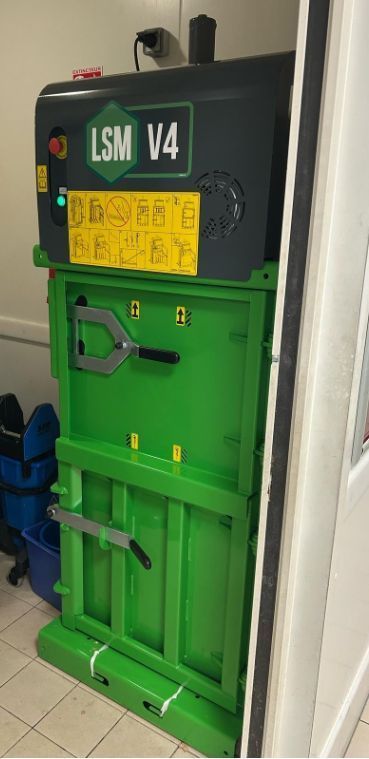 Presse à balles compacte V4 pour caisses bananes : optimiser l'espace en grande distribution._6