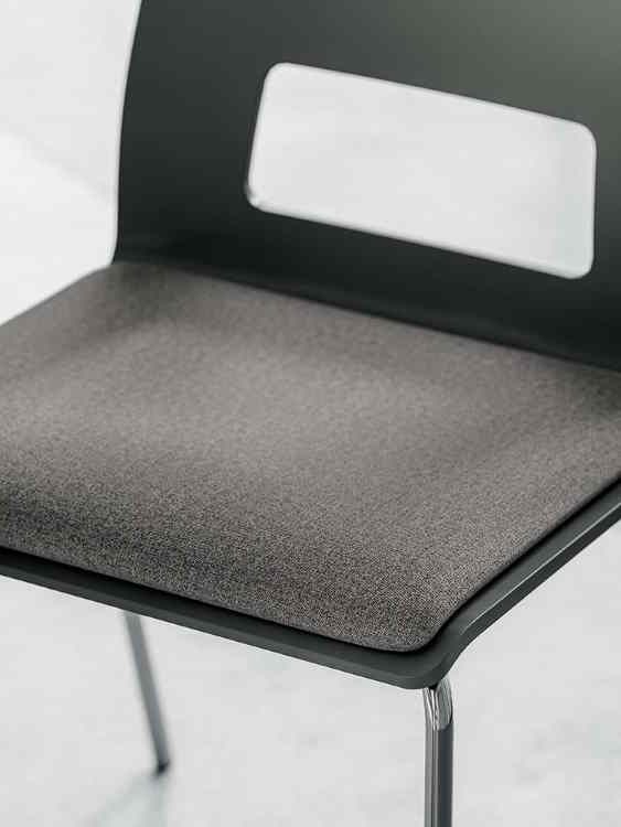 Chaise empilable polypro Celsius - coque en multiplis de hêtre, options de rembourrage et piètement chromé_6